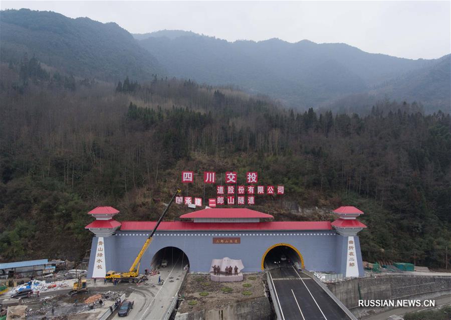 В провинции Сычуань введен в пробную эксплуатацию участок Цаоба -- Лудин скоростного шоссе Яань -- Кандин
