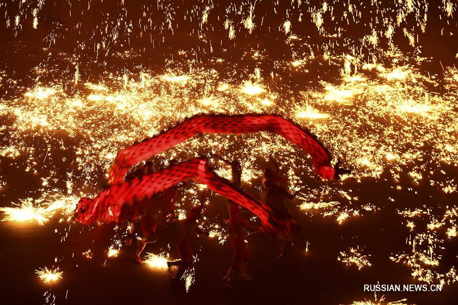 Праздничный танец огненного дракона в Тайэрчжуане