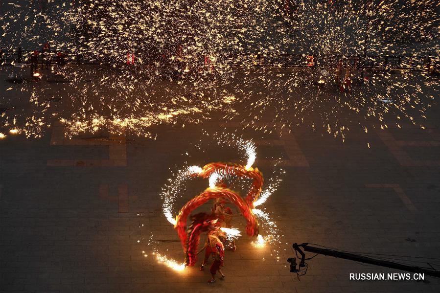 Праздничный танец огненного дракона в Тайэрчжуане