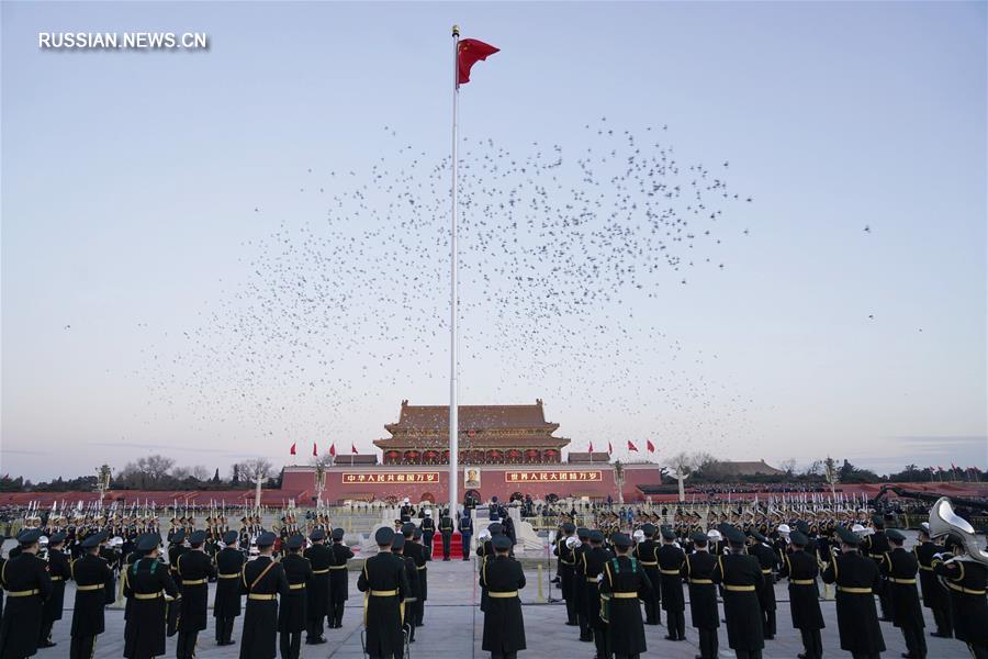 （社会）（6）人民解放军首次执行天安门广场升国旗任务