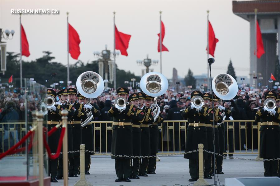 （社会）（8）人民解放军首次执行天安门广场升国旗任务