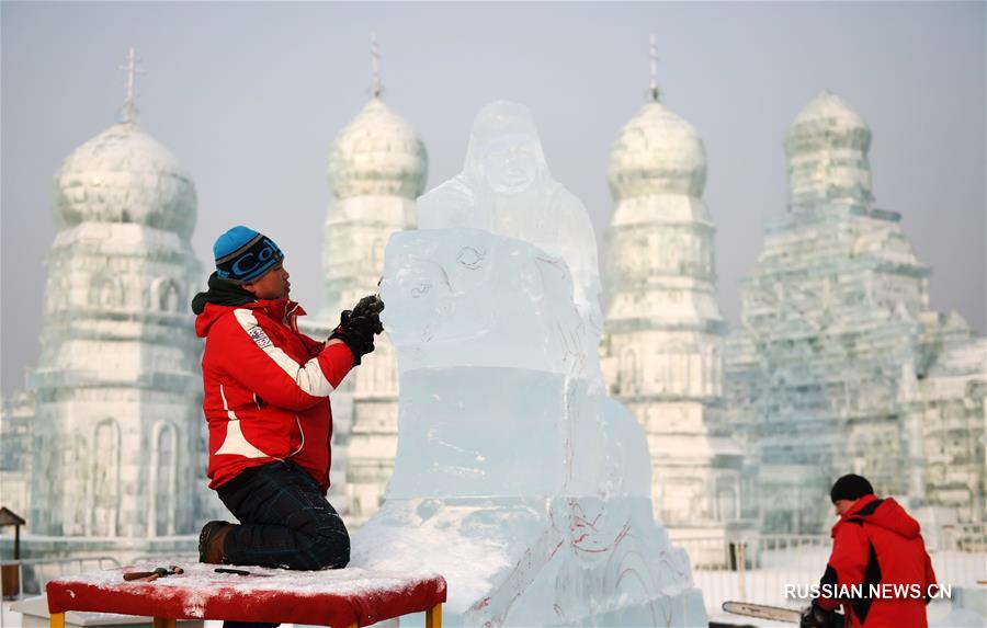 В Харбине продолжается 7-й Международный конкурс блочных ледовых скульптур