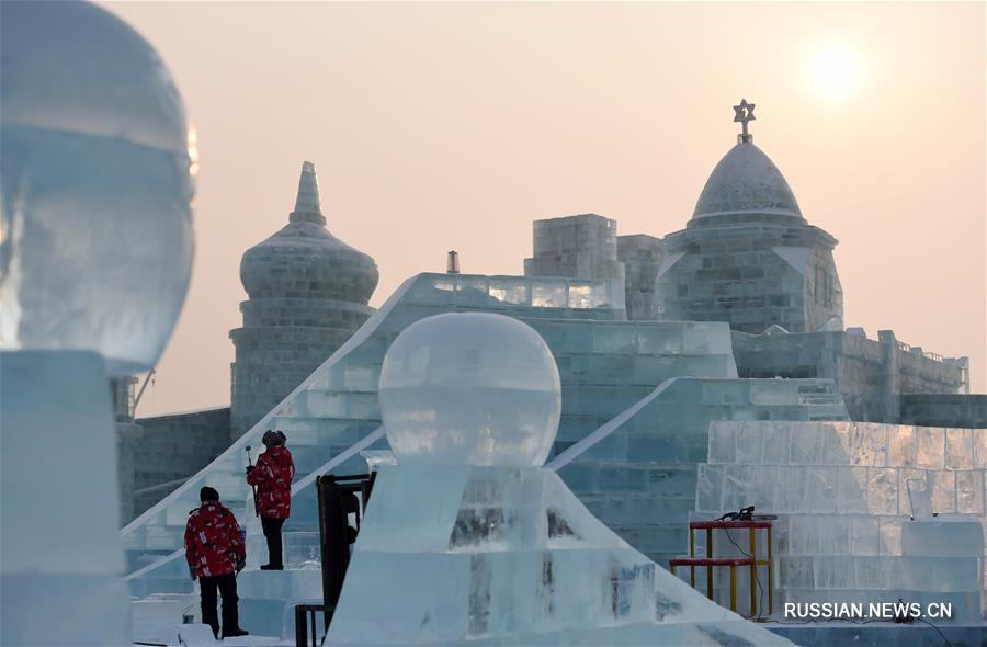 В Харбине продолжается 7-й Международный конкурс блочных ледовых скульптур