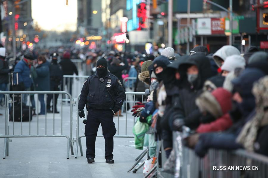 Новогодние празднества прошли на главной площади Нью-Йорка Таймс-сквер в условиях  усиленных мер безопасности