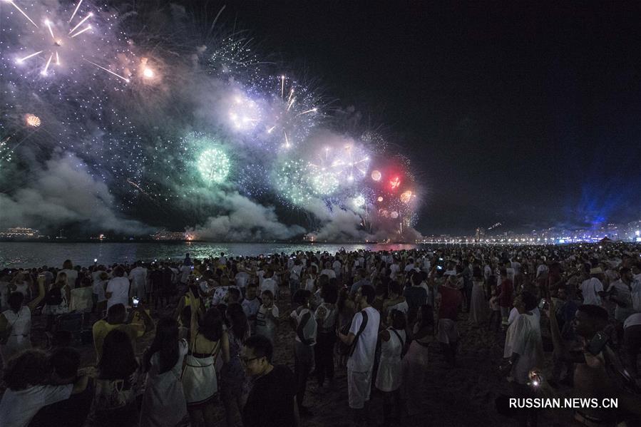 Новогодний фейерверк в небе над Рио-де-жанейро 
