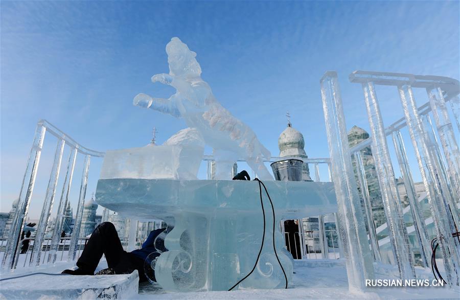 В харбинском парке "Мир льда и снега" бесформенные массы льда превращаются в произведения искусства
