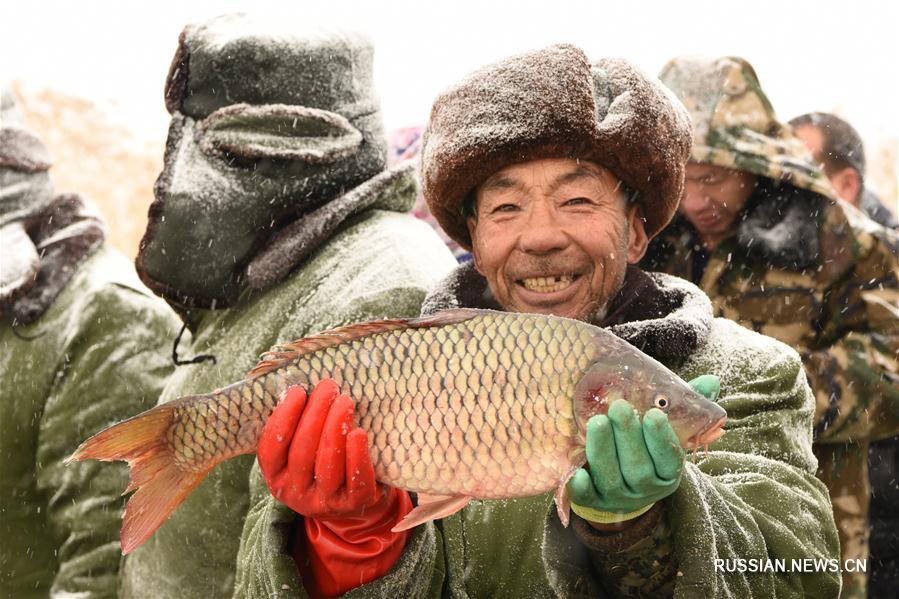 Подледный лов на озере Хунъяньху