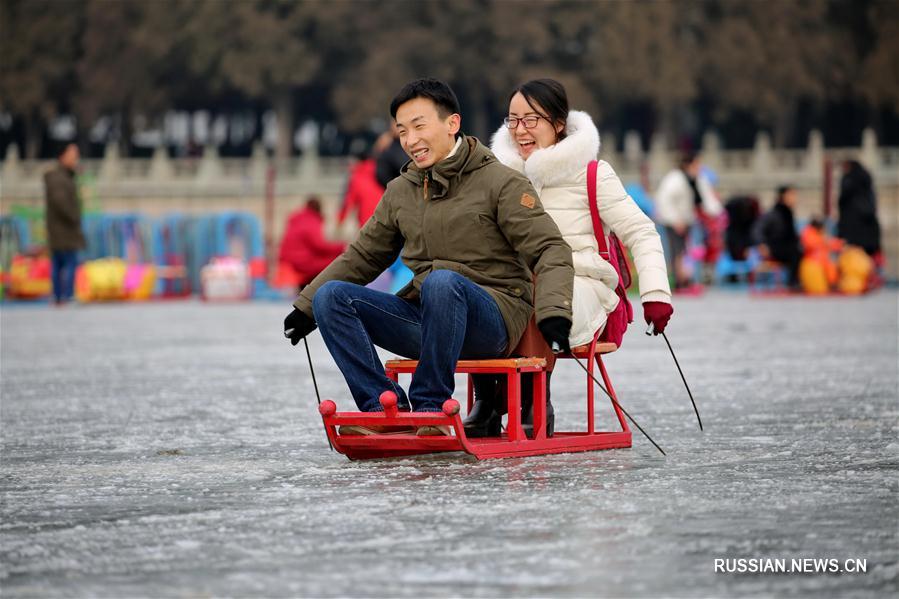 Активный отдых на ледовом катке в парке Ихэюань
