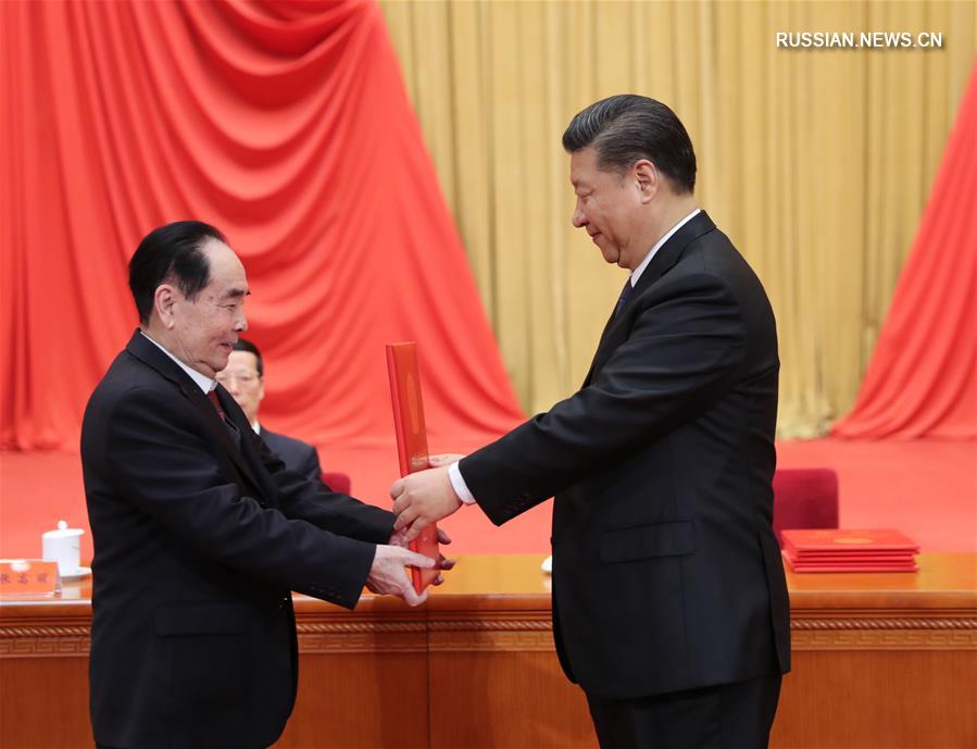 Высшие руководители Китая вручили государственные премии в области науки и техники за 2017 год