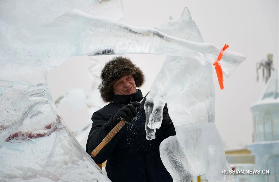 Мастера ледяной скульптуры за работой