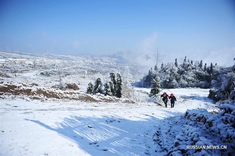 В провинции Гуйчжоу борются с наледью на электропроводах
