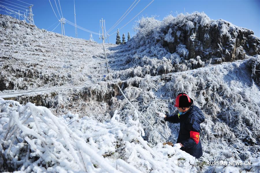 В провинции Гуйчжоу борются с наледью на электропроводах