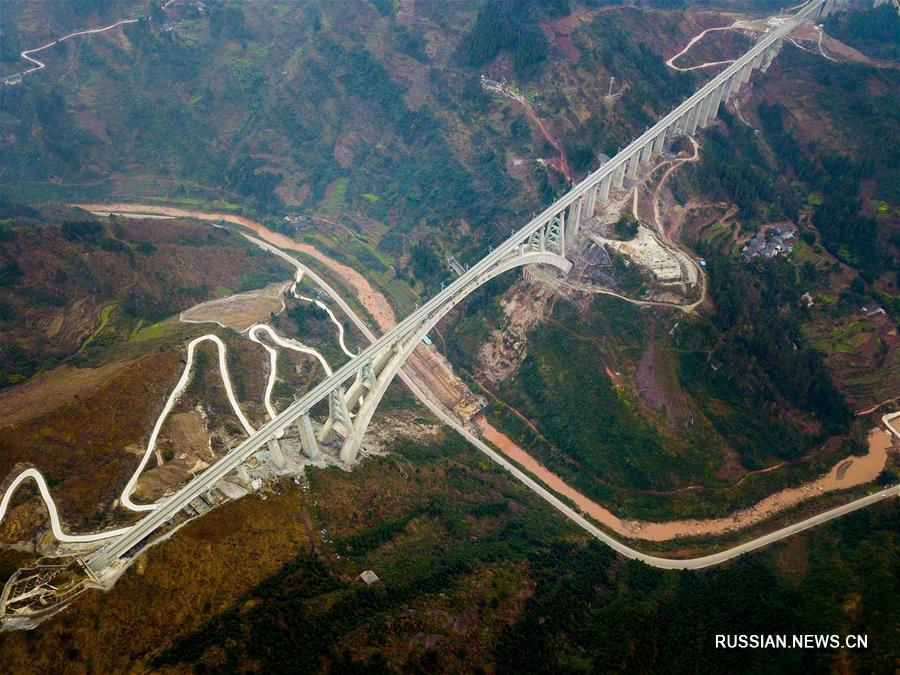 В провинции Гуйчжоу завершено строительство первого в мире железнодорожного арочного моста с глубоко вмонтированным в скалу фундаментом арочных опор