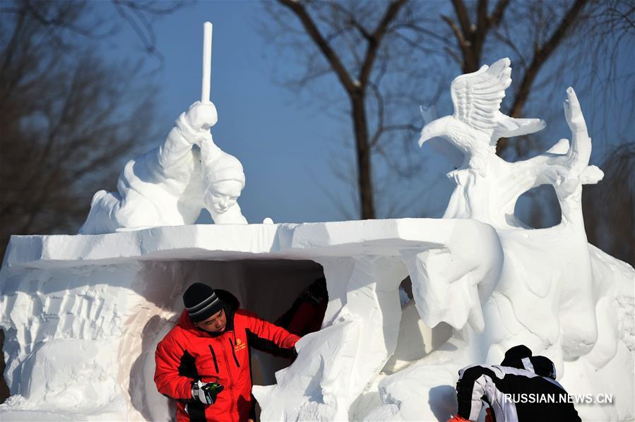 Участники 23-го Международного конкурса снежных скульптур трудятся над своими творениями