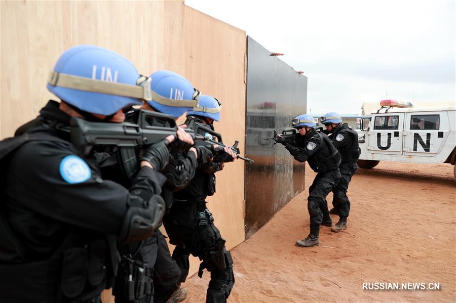 5-й отряд китайской миротворческой антимятежной полиции в Либерии проводит тактические учения