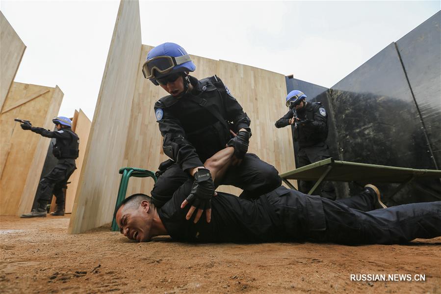 5-й отряд китайской миротворческой антимятежной полиции в Либерии проводит тактические учения