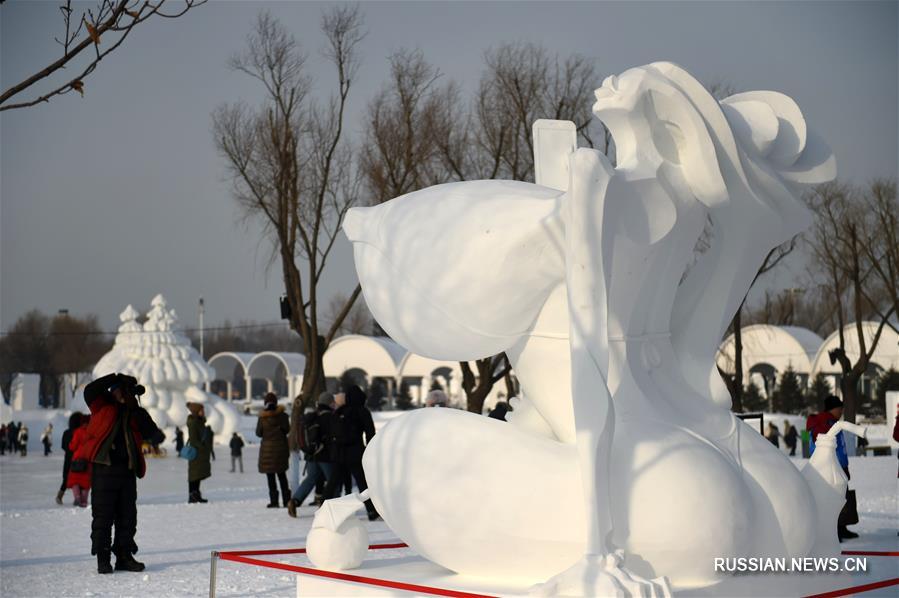 Экспонаты на международном конкурсе снежных скульптур в Харбине 