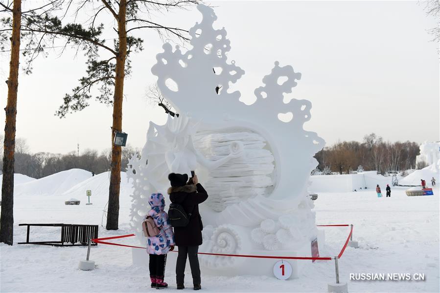 Экспонаты на международном конкурсе снежных скульптур в Харбине 