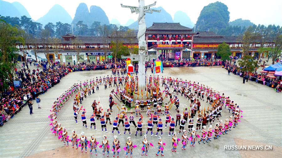 Празднование мяоского Нового года в Гуанси на юге Китая