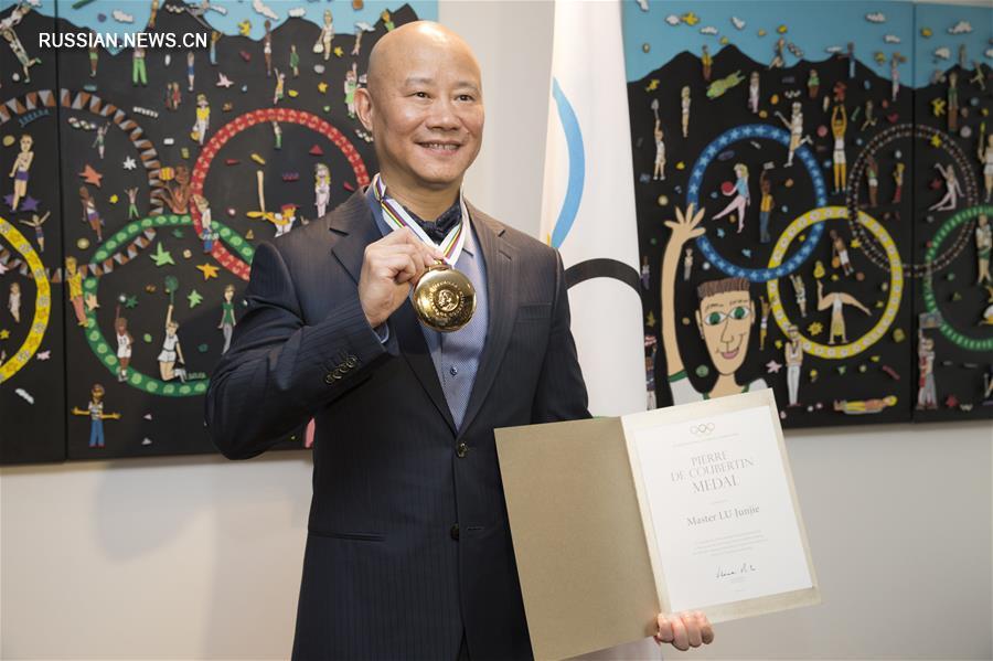 Президент МОК вручил медаль Пьера де Кубертена китайскому художнику 