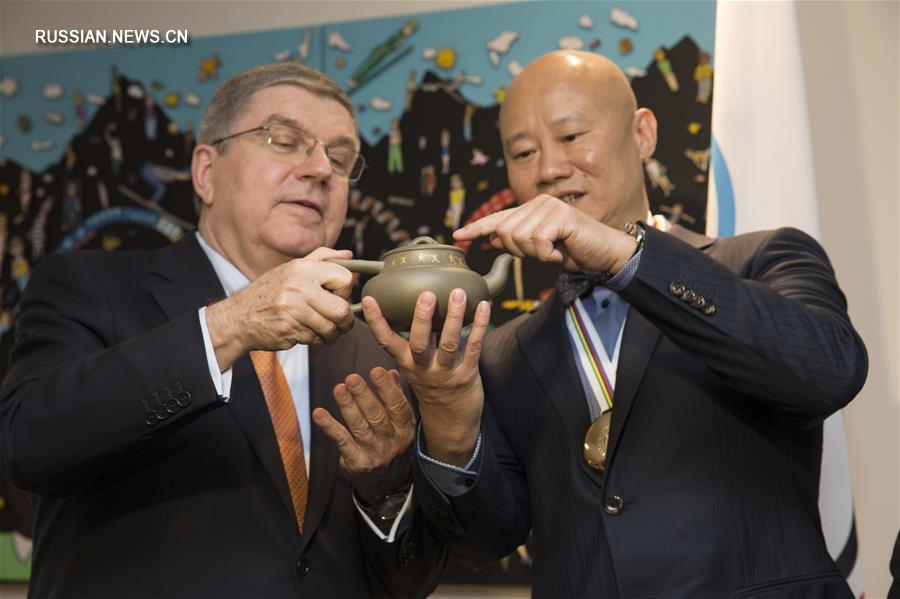 Президент МОК вручил медаль Пьера де Кубертена китайскому художнику 