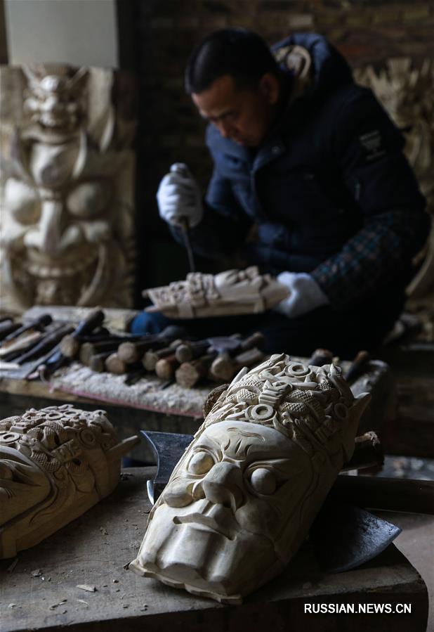 Изготовление масок для традиционной китайской музыкальной драмы в провинции Гуйчжоу