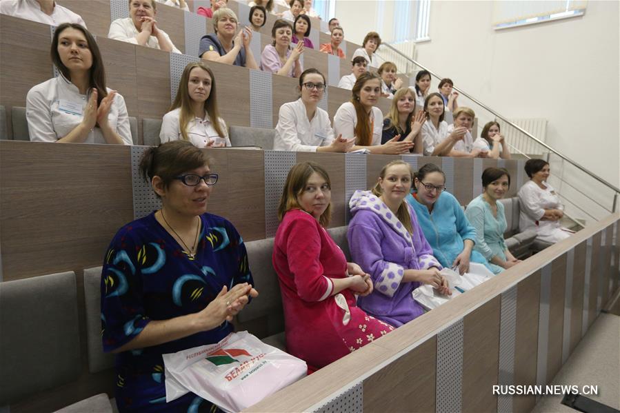Активисты "Белой Руси" поздравили женщин, ставших мамами в день 80-летия Минской области