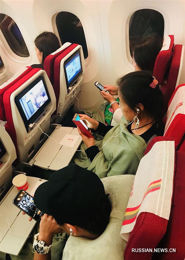 Китайским авиапассажирам разрешили пользоваться мобильными телефонами во время полета