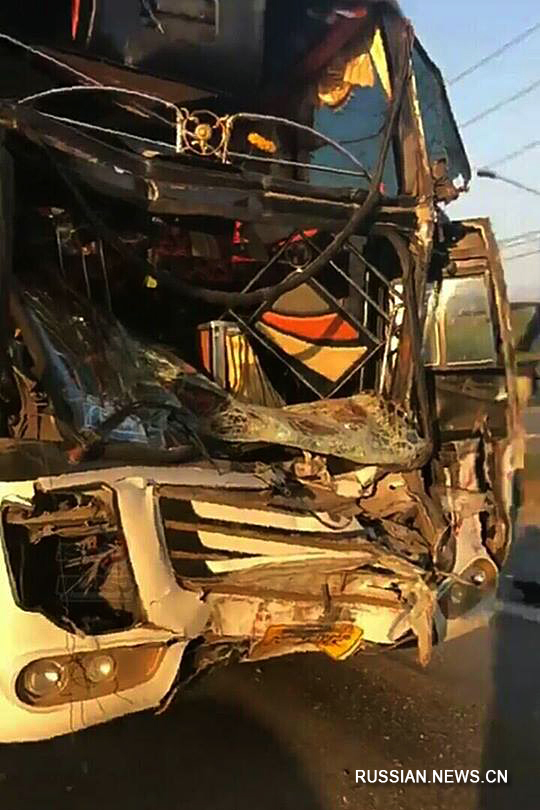 （国际）（2）泰国一大客车与货车追尾致17名中国游客受伤
