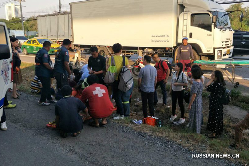 （国际）（1）泰国一大客车与货车追尾致17名中国游客受伤