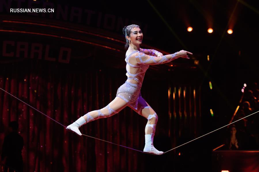 Китайские артисты выступают на международном цирковом фестивале в Монте-Карло