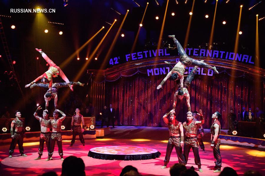 Китайские артисты выступают на международном цирковом фестивале в Монте-Карло