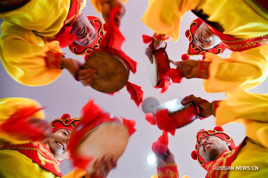 Коллектив "Гуцзы Янгэ" репетирует традиционный танец китайцев