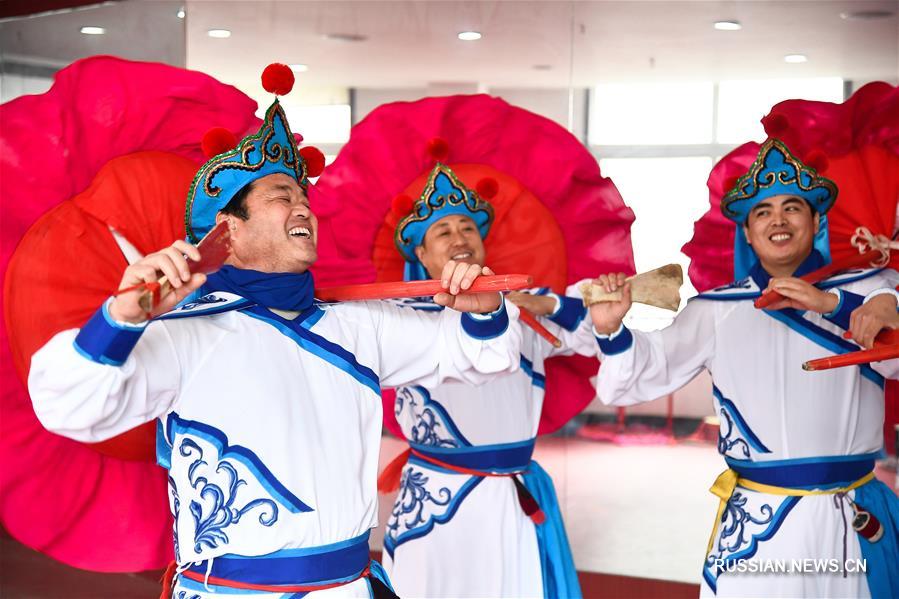 Коллектив "Гуцзы Янгэ" репетирует традиционный танец китайцев