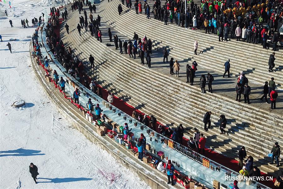 Гигантскую картину на снегу и огромную барную стойку изо льда представили в провинции Цзилинь 