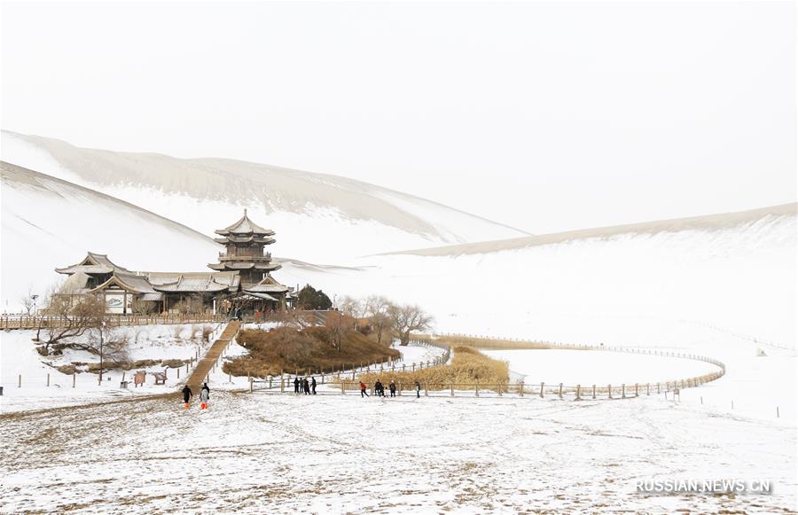 Снежный пейзаж в пустыне Китая