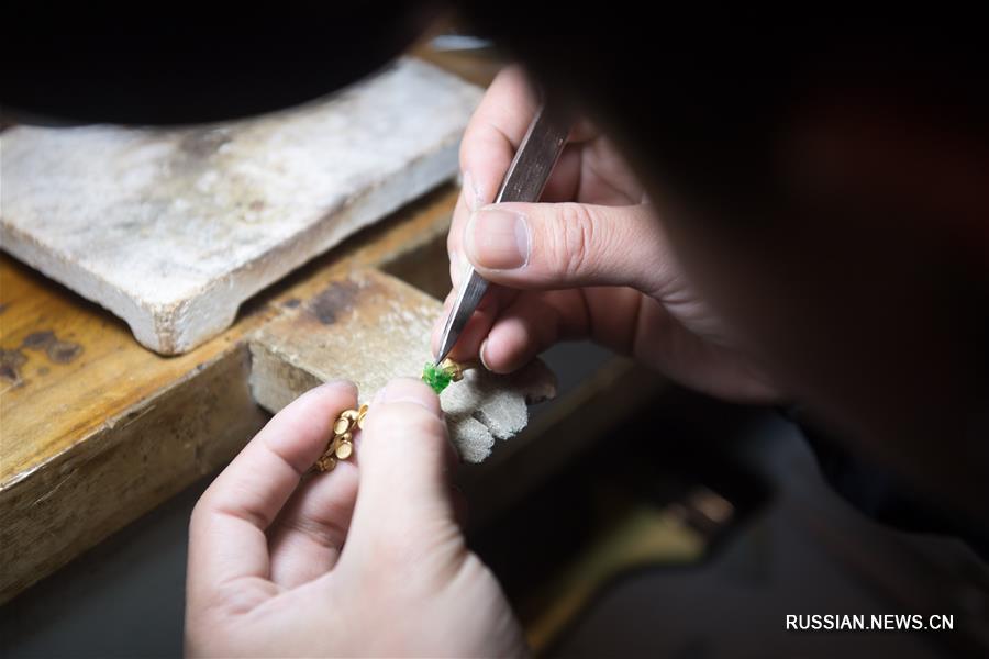 Молодой мастер традиционных китайских украшений из Ханчжоу