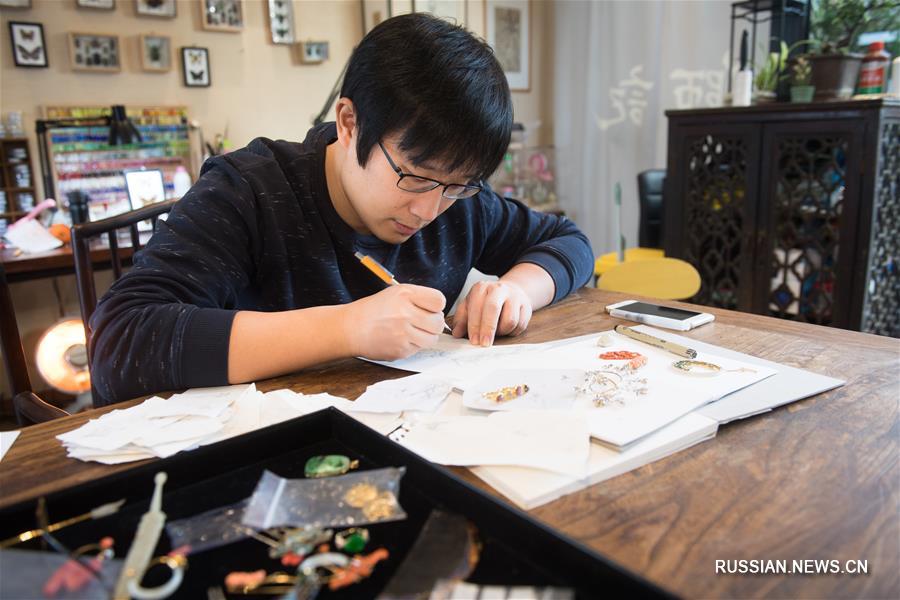 Молодой мастер традиционных китайских украшений из Ханчжоу