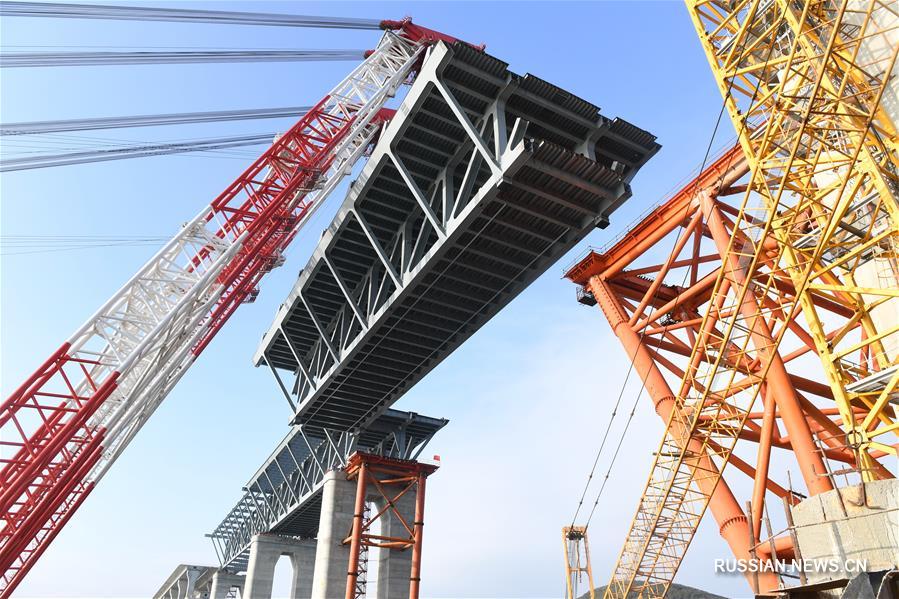 Установлена первая стальная балка Пинтаньского автомобильно-железнодорожного моста через пролив