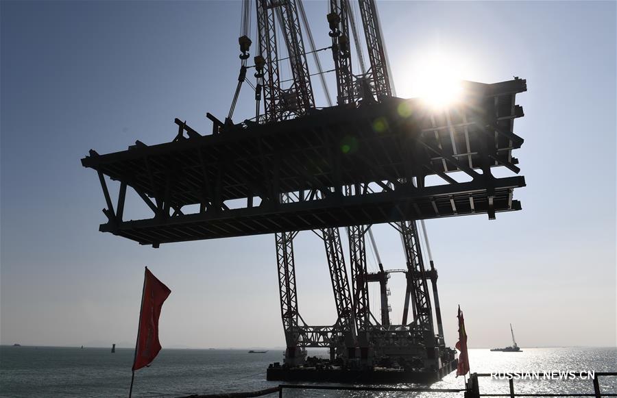Установлена первая стальная балка Пинтаньского автомобильно-железнодорожного моста через пролив