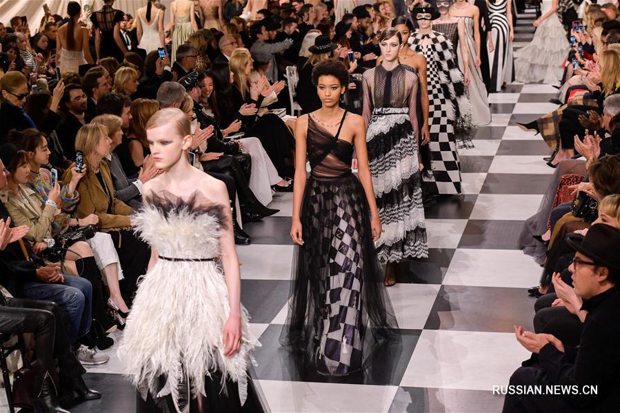 Неделя моды в Париже: показ коллекции Кристиан Диор весна-лето 2018 года