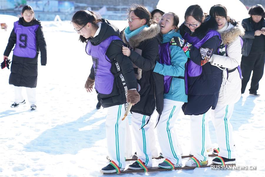 Пекин: спортивные игры на снегу для школьников 