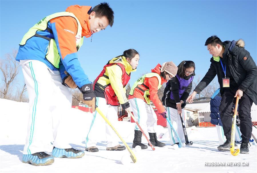 Пекин: спортивные игры на снегу для школьников 