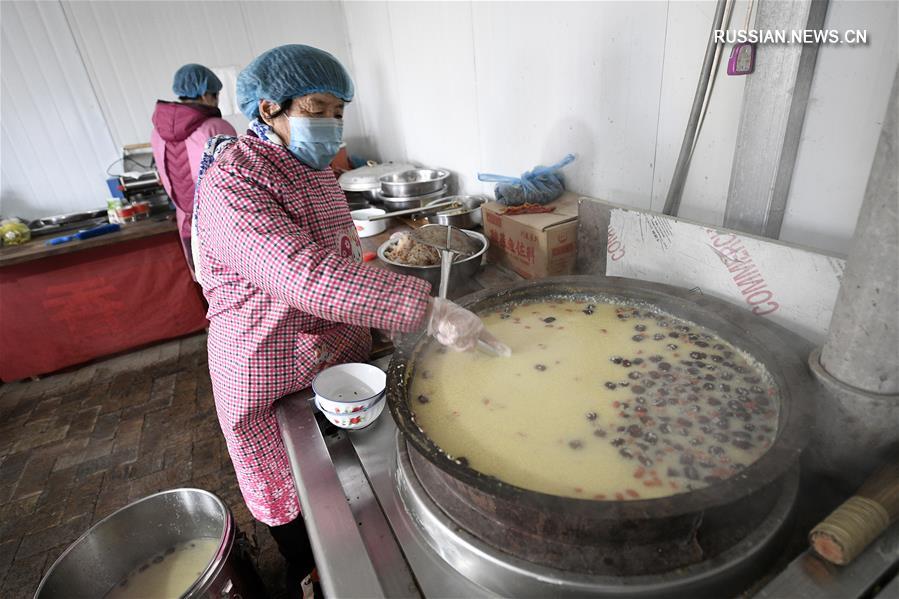Китайцы отмечают традиционный праздник Лаба, лакомясь одноименной кашей "лабачжоу"