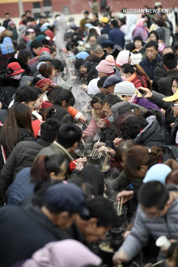 Китайцы отмечают традиционный праздник Лаба, лакомясь одноименной кашей "лабачжоу"