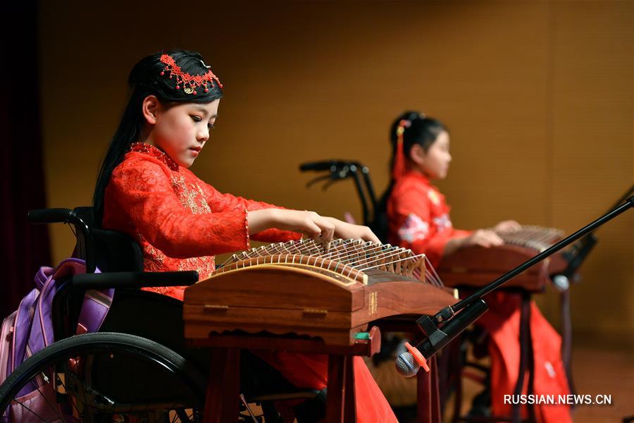 В Пекине прошел отчетный концерт благотворительных курсов традиционной культуры и искусства для людей с ограниченными возможностями 