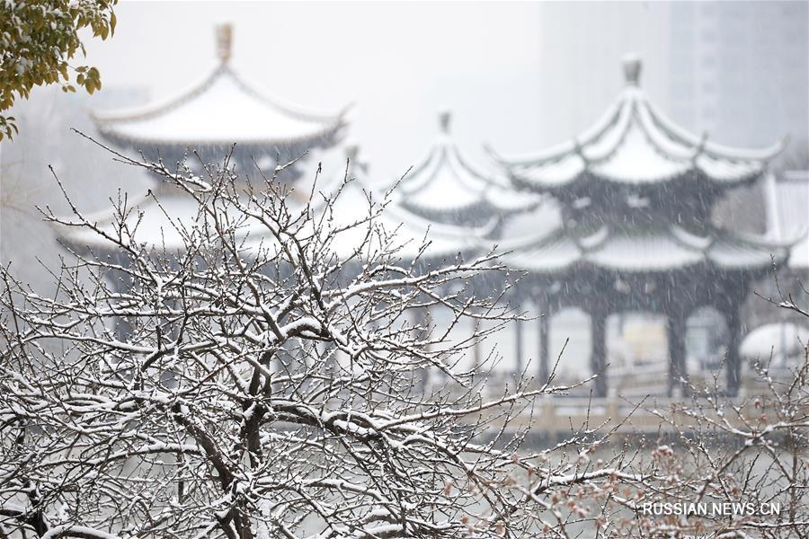 Из-за сильных снегопадов в центре и на востоке Китая объявлено предупреждение "оранжевого" уровня