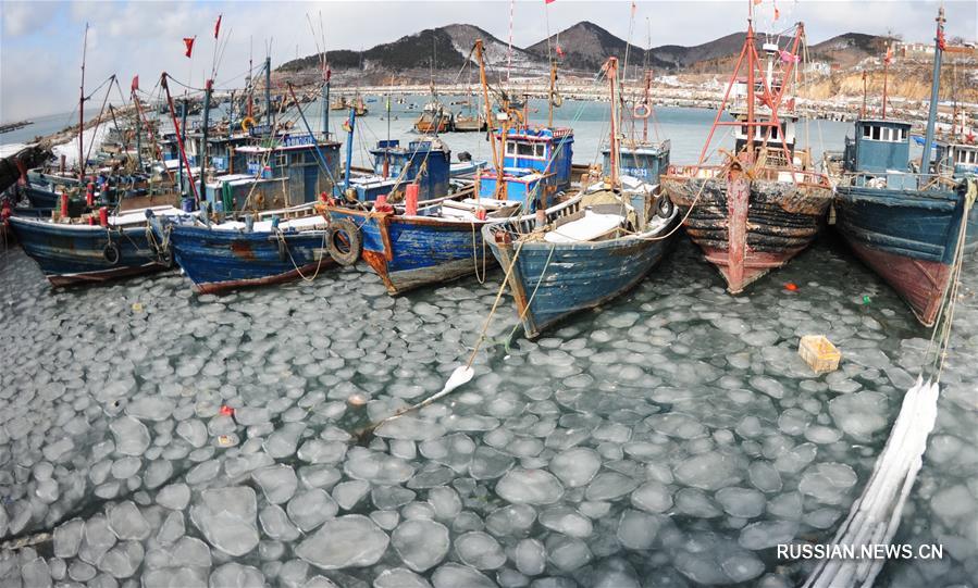 Замерзающий рыбацкий причал на острове Чжифудао