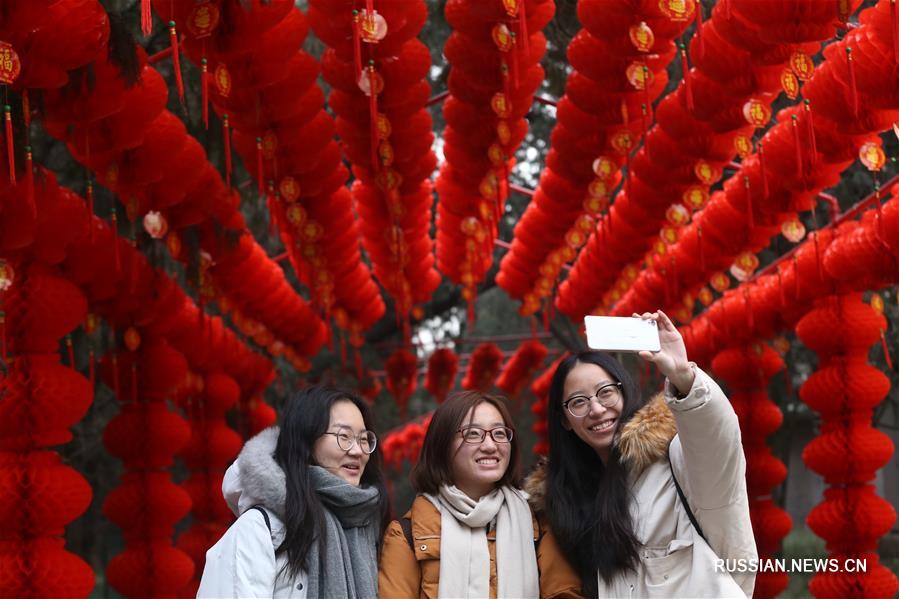 Храм в пекинском парке Дитань украсили красными фонариками по случаю праздника Весны