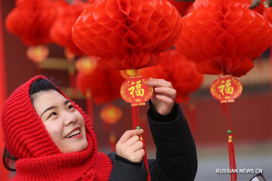 Храм в пекинском парке Дитань украсили красными фонариками по случаю праздника Весны